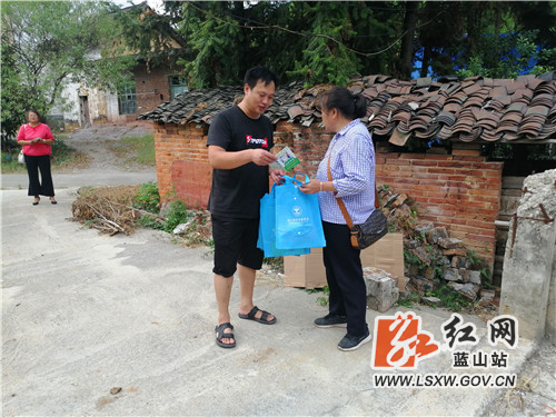 发放禁毒宣传手册.jpg