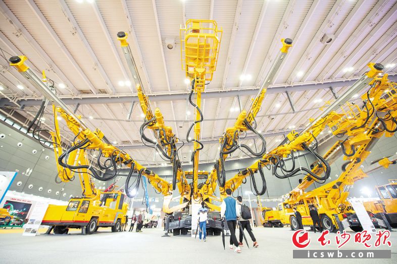 　　5月19日，全球唯一举办的30万平方米超大型工程机械行业展会——2021长沙国际工程机械展览会在长沙国际会展中心隆重开幕。黄启晴 摄