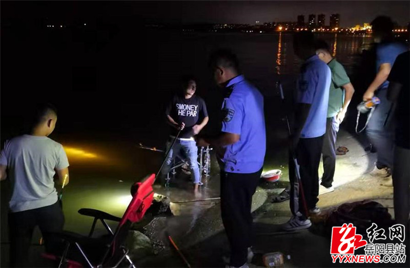 执法人员收缴违规夜间垂钓者垂钓工具.jpg