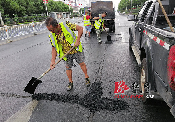 修复破损路面.gif