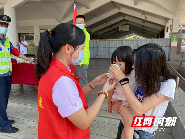 志愿者在欧阳海服务区为旅游提供暖心服务。.jpg