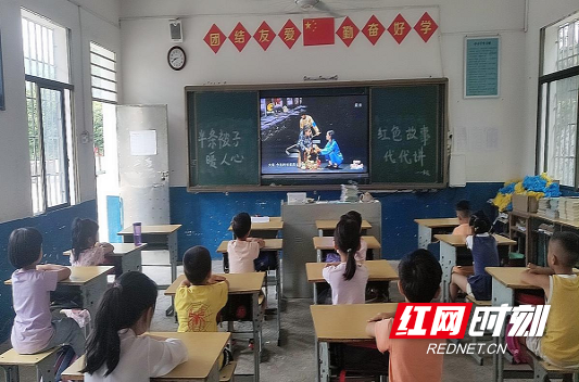 临武县土地小学的孩子们正在观看红色影片《半条被子》。.png