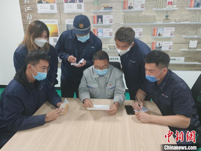冷宏军和检修整备团队研究检修方案。　李畅 摄