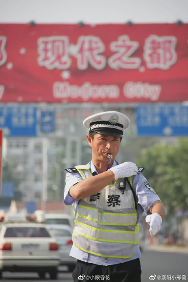 青島交警大v李湧遭遇涉嫌酒駕的逃逸者反抗不幸犧牲