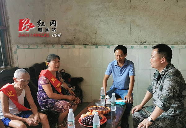 走访慰问军人家属.gif
