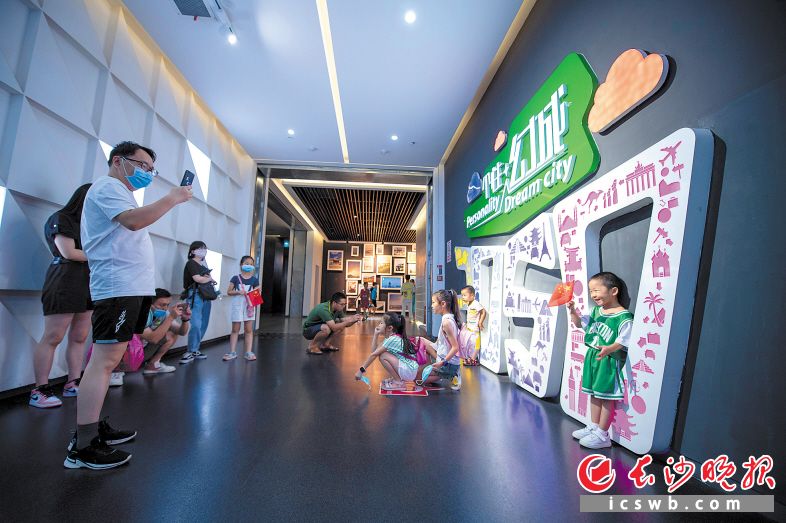 国庆假期，让孩子既能玩乐又能学知识的滨江文化园成为不少家庭的打卡地。长沙晚报全媒体记者 黄启晴 摄