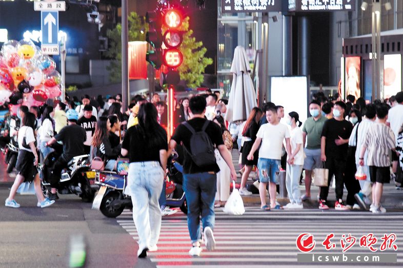 黄兴路上，两名行人闯红灯横过斑马线，十分危险。长沙晚报全媒体记者 刘琦 摄