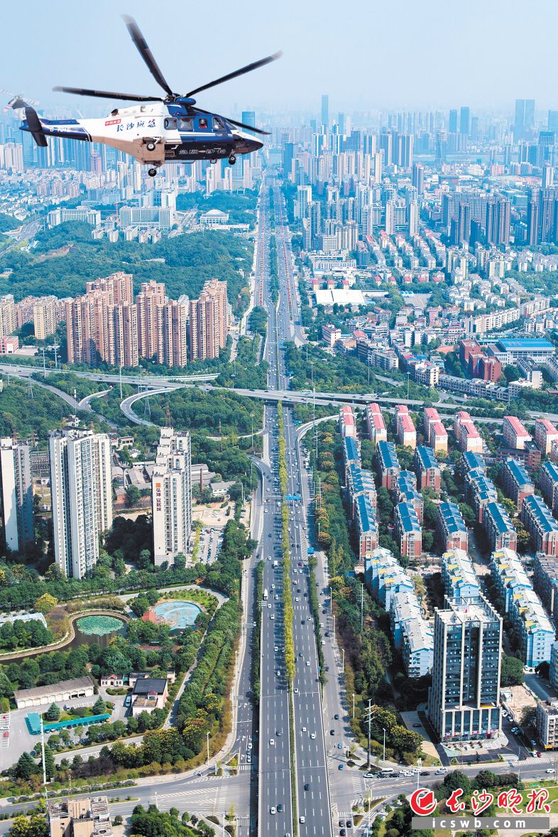高空俯瞰下的岳麓大道，繁忙中有序，不愧为畅行河西的大动脉。