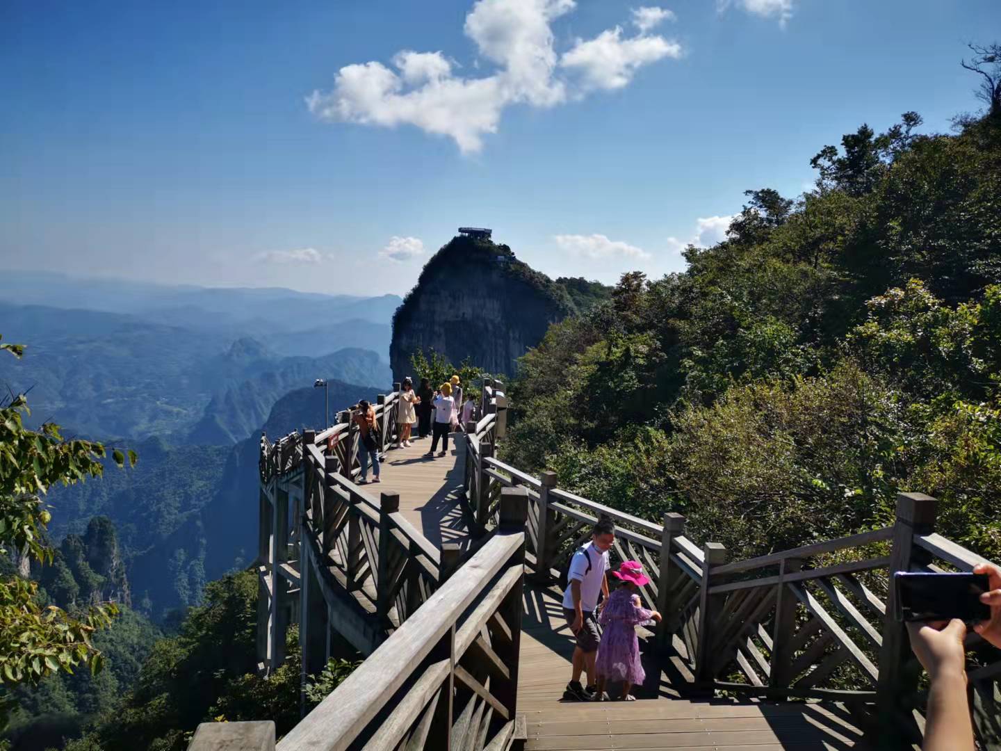 游客游览张家界天门山景区