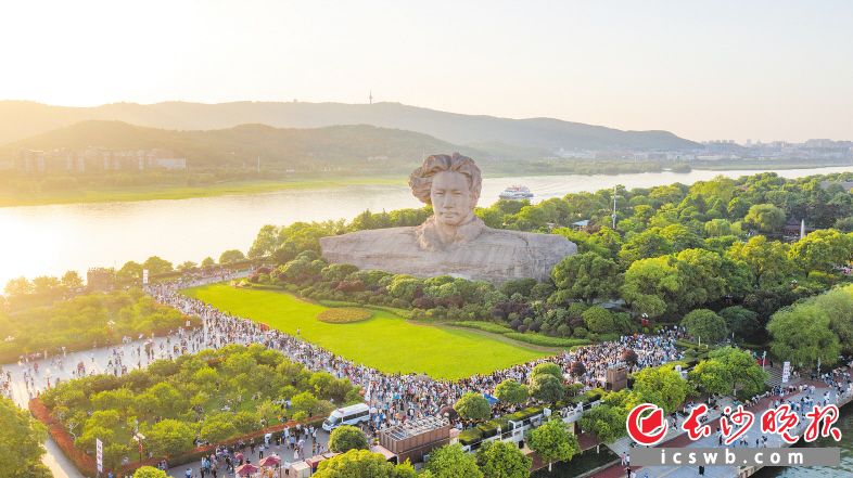 一江碧透的湘江水中央，绿意环绕的橘子洲公园，犹如一个城市“客厅”，游轮从清澈的水面滑行而过。经过多年的提质改造，橘子洲头已经成为全国知名景点。