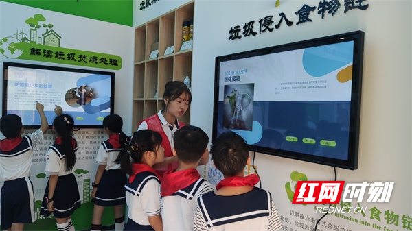 图二志愿者在科普体验馆为学生讲解垃圾分类知识.jpg