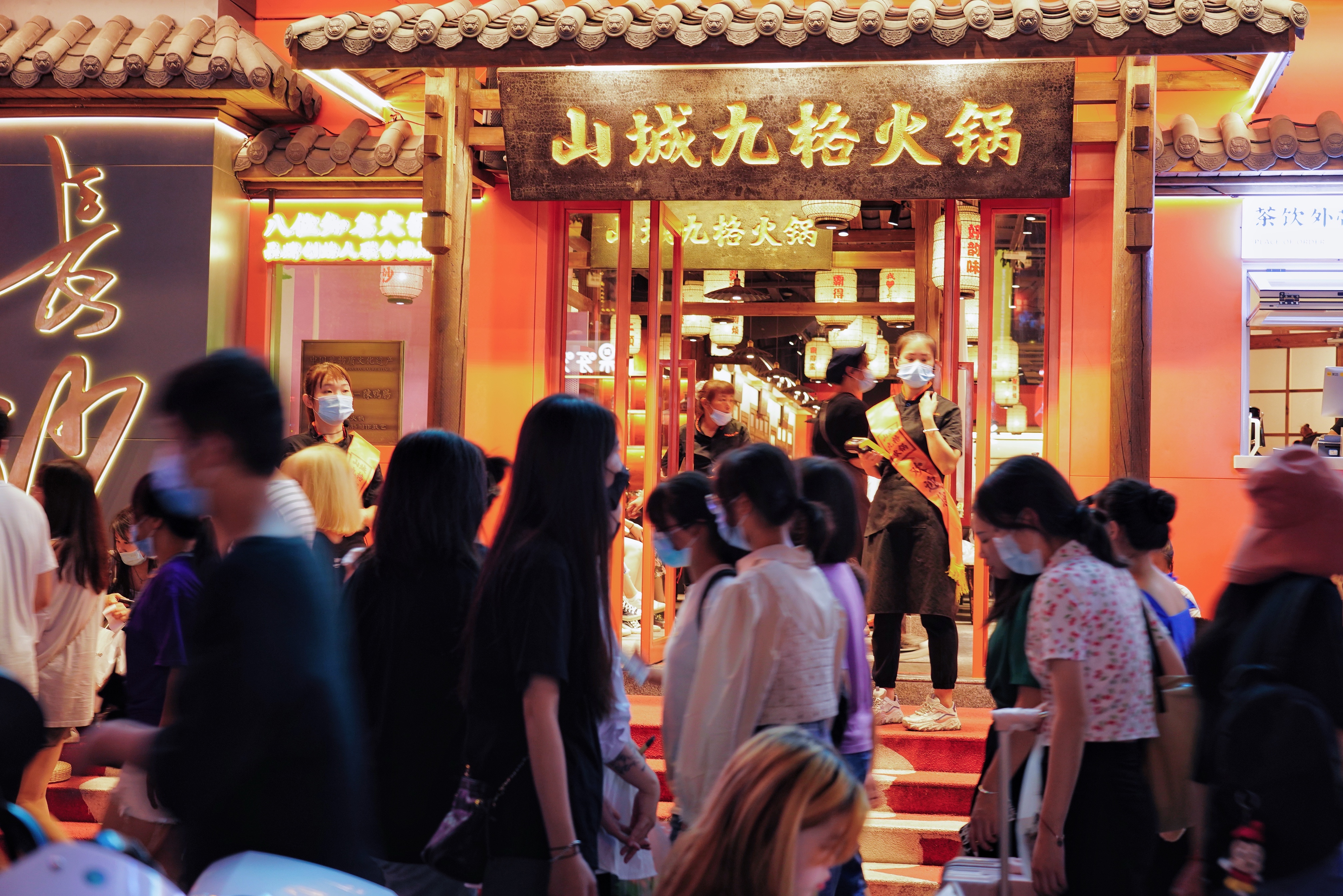 解放西路上一家名为山城九格的火锅店顾客盈门。