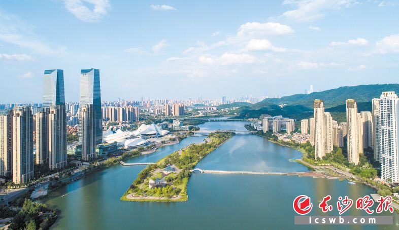 　　梅溪湖国际文化艺术中心犹如美丽的芙蓉花绽放在梅溪湖畔，为市民带来一场场高水平的高雅艺术表演，也成为湖南最亮眼的文艺地标。　　长沙晚报全媒体记者 邹麟 摄