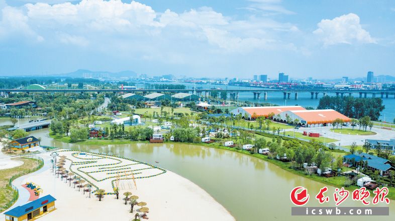 　　航拍镜头中的月亮岛沙滩公园。沙滩公园占地约68亩，是运动与娱乐休闲相结合的亲子类主题体育公园。                                                                                                                          资料图片