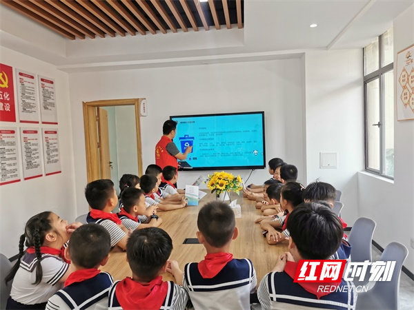 图一阳光苑社区党总支书记、居委会主任陈杰在为学生们讲解垃圾分类知识.jpg