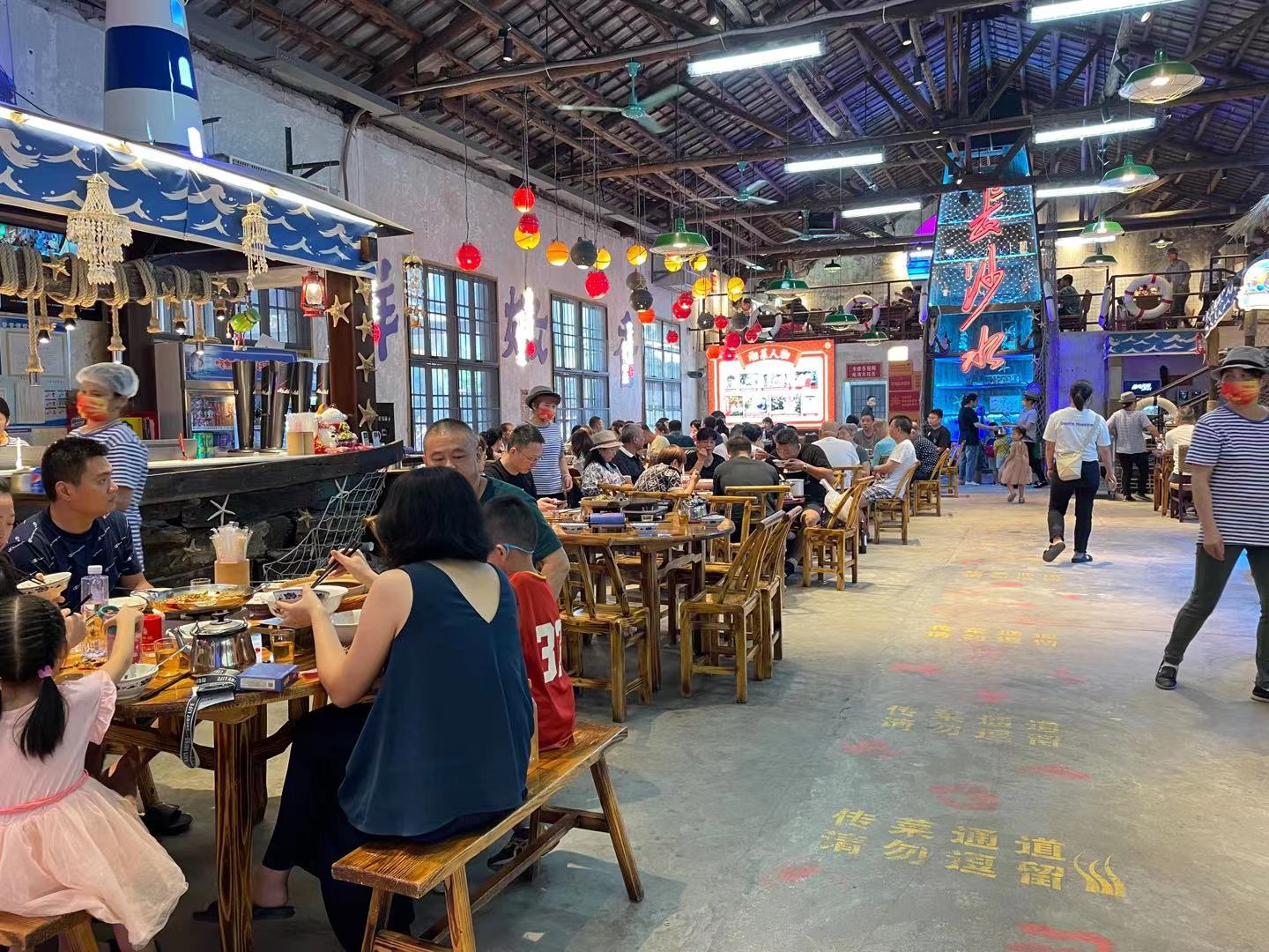 观沙岭一家名为老许家鱼市的餐厅，7日晚上饭点时分，顾客络绎不绝。