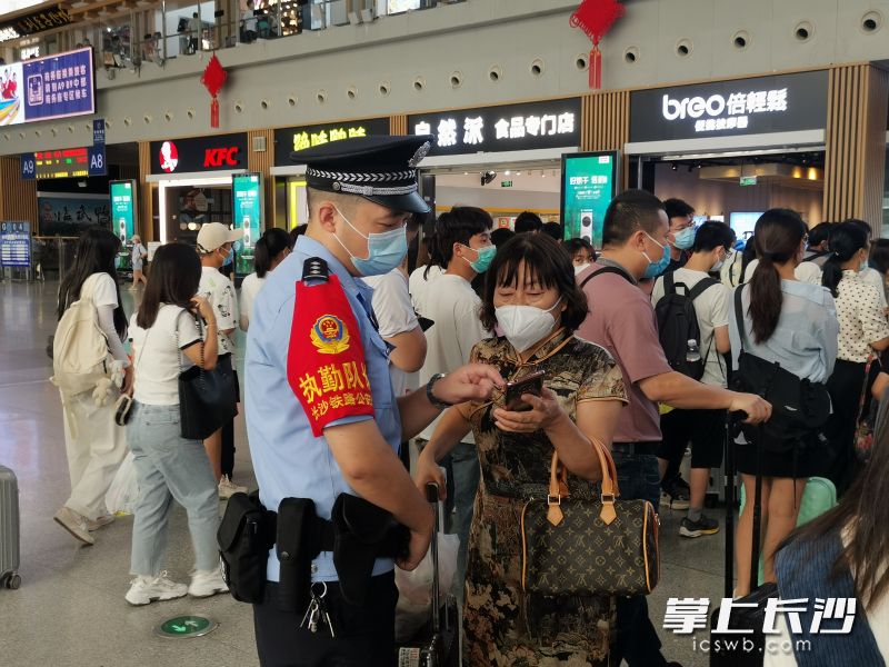 民警回答旅客旅客。