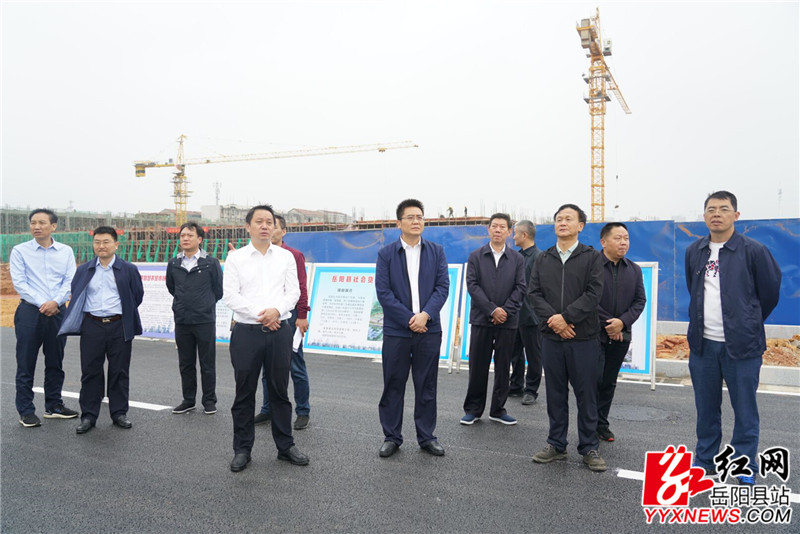 1视察新墙河路新建项目、社会货运停车场和国际稻都兴荣智慧农贸市场.jpg