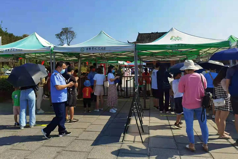 小长假期间 矮寨景区实现23万游客“零投诉”“零事故”2.png