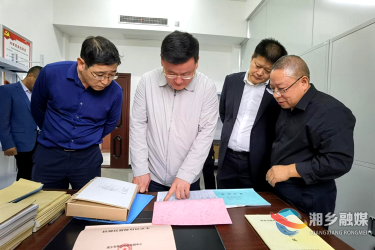 赵新文在湘乡粮油购销有限公司虞唐粮库查看台账。.png 赵新文在湘乡粮油购销有限公司虞唐粮库查看台账。.png