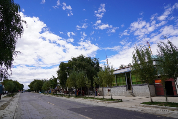 图为整洁干净的嘎杂村街道。_副本.jpg