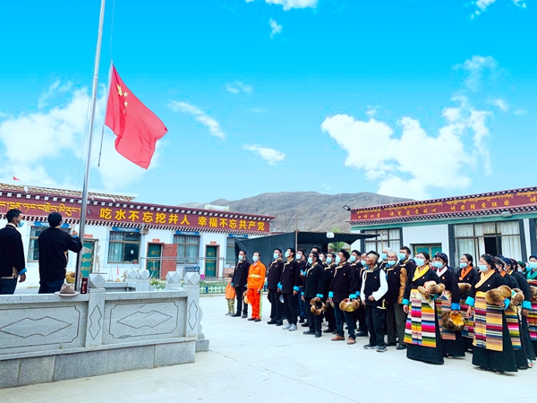 图为扎囊县扎唐镇嘎杂村农牧民群众开展升国旗仪式。_副本.jpg