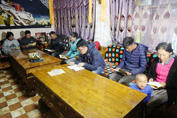 图为驻村工作队在村民家中宣讲《西藏自治区民族团结进步模范区创建条例》_副本.jpg