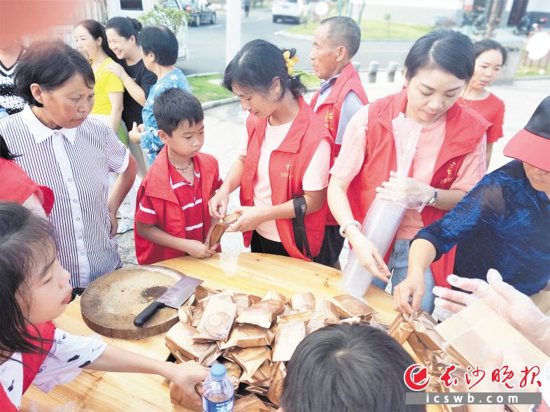　　中秋节期间，向日葵爱心会组织孩子们做月饼，享受来自大家庭的关爱。