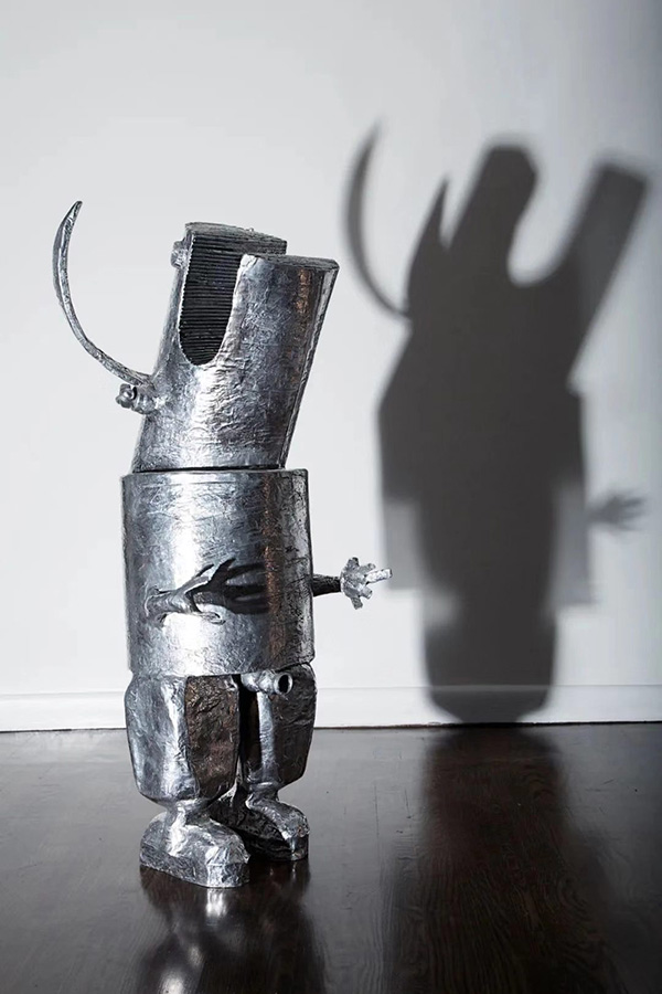 米娅 · 芳夏格里芙· 索洛创作的抛光铝作品《人身牛头怪史蒂芬》