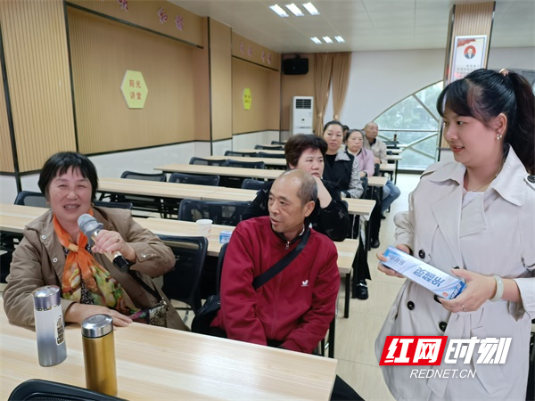 图五老年朋友们积极参与互动健康知识有奖抢答赛.jpg
