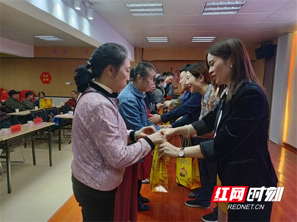 图六市、区、街道相关领导为辖区计生特扶家庭75人发放了爱心物资.jpg