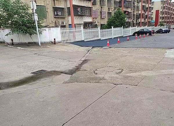江麓互助路东小门段修缮前路面多处裂缝、坑洼、凹陷（刘芷吟摄）.jpg