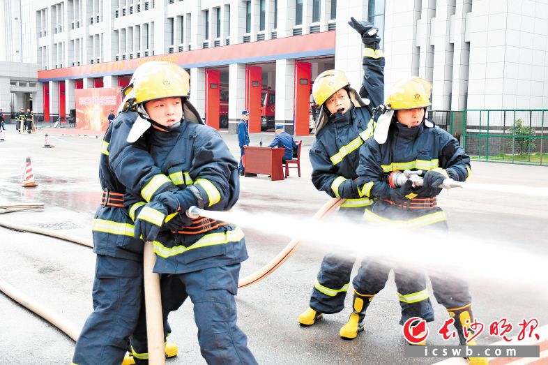　　长沙县参赛队员快速出击，扑灭“大火”。长沙晚报全媒体记者 刘琦 摄