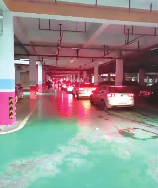 闲置红绿灯“上岗” 长沙最大小区遇堵