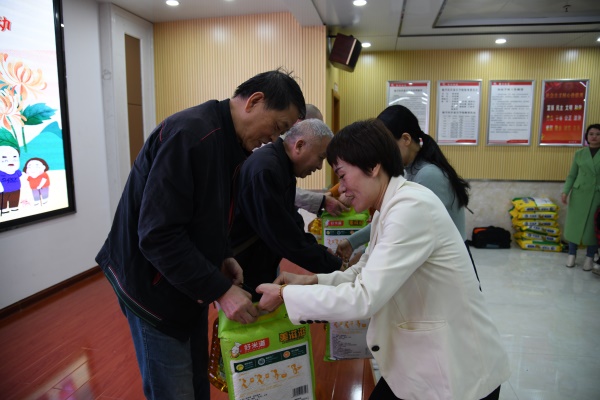 图十市、区、街道相关领为老年朋友发放爱心物资.jpg