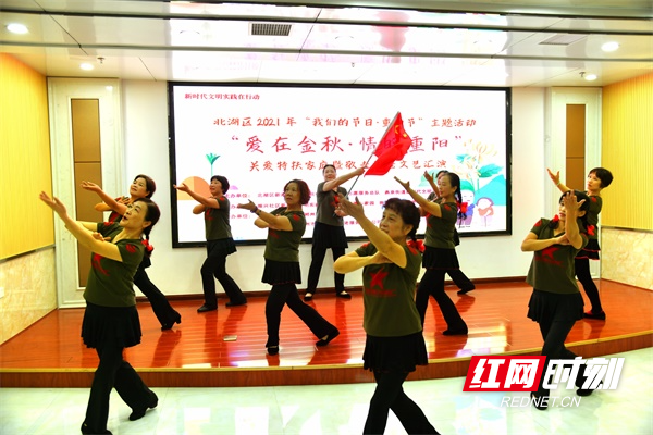 图六北湖区老年大学 民族舞蹈班表演 《没有共产党就没有新中国》.jpg