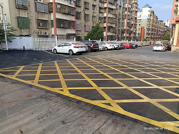 江麓互助路东小门段修缮后路面平整 ，禁停线“来了”（刘芷吟摄）.jpg