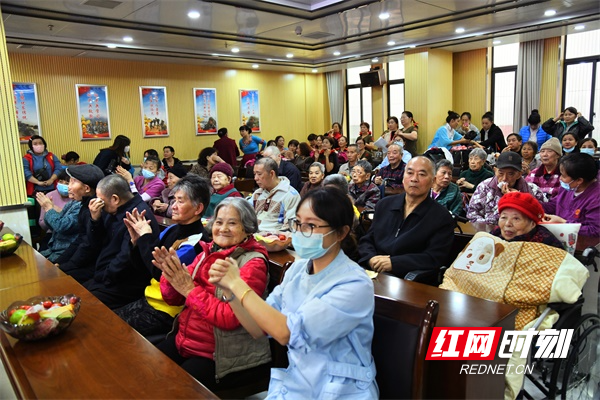 图五台下的老年朋友跟着北湖区老年大学 心理健康班的老师们做《手指操》.jpg