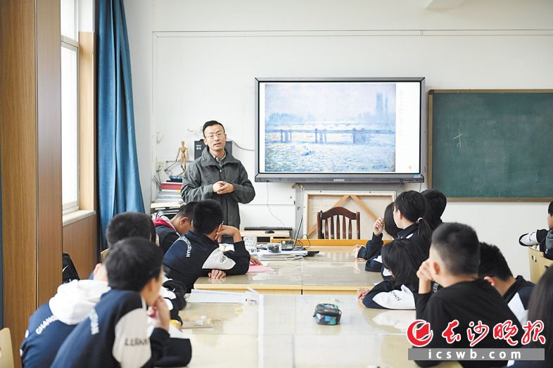 　　麓山国际实验学校课后托管时间，学生们选择上美术欣赏课。                        钟武伟  摄