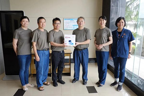 江麓集团党委副书记、纪委书记、工会主席彭建安来到公司办公楼送血压仪和血压知识宣传板。（旷惠民摄）.jpg