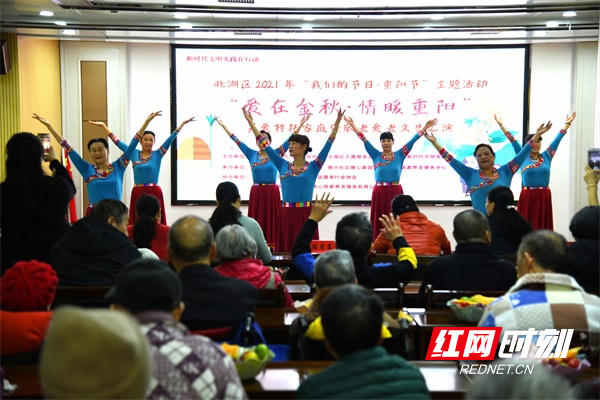 图四北湖区老年大学表演《最美的歌儿唱给给妈妈》.jpg