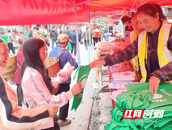为现场群众讲解防灾减灾知识.jpg