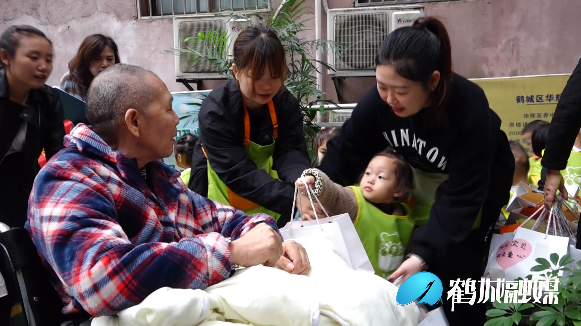 鹤城：与老人同乐 共庆重阳节.mp4_20211014_164458.666.jpg