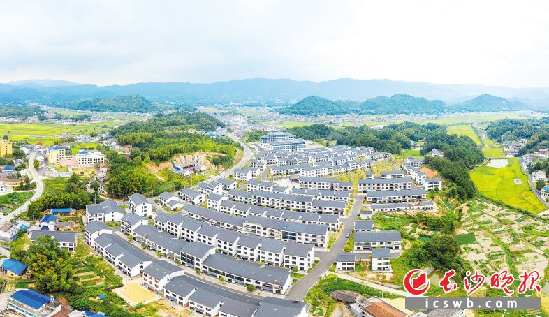　　在位于长沙西部山区的宁乡市巷子口镇，100多户村民住进同心村庄，搬入宽敞明亮的新房，乐享美好生活。　　长沙晚报全媒体记者 陈飞 摄