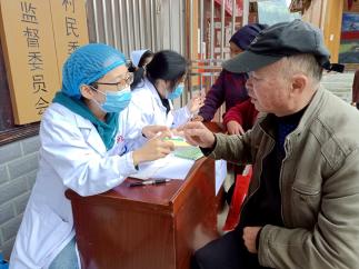 牙屯堡镇：送医下乡 关爱老人过重阳