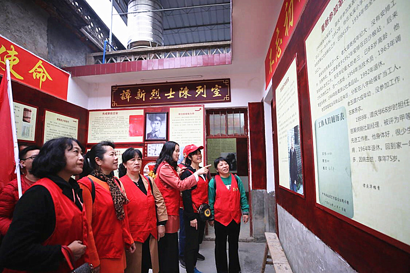 志愿者参观_副本.jpg