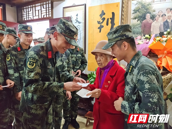 官兵为老人送上节日祝福.jpg
