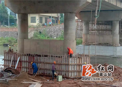 图四 星火大桥维修现场.jpg