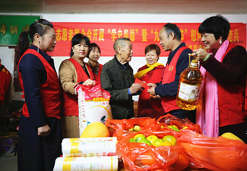 志愿者看望老兵_副本.jpg