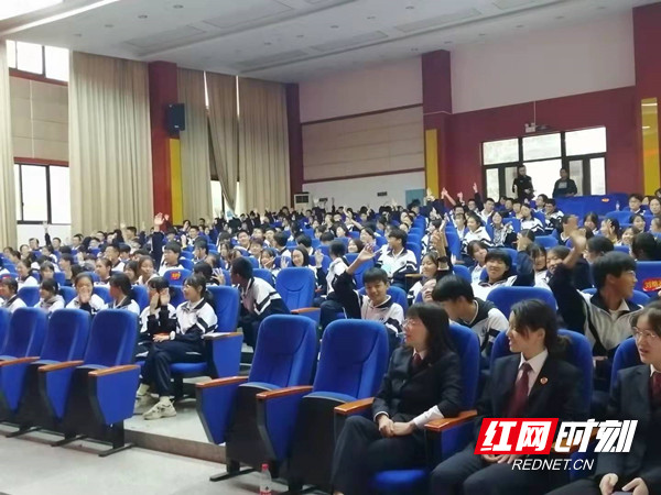 学生积极提问.jpg